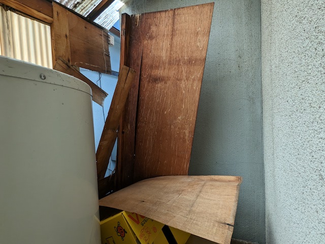 波板の壁部分の隙間を隠していた板が外れている