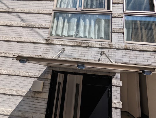 庇のボルトが原因かも