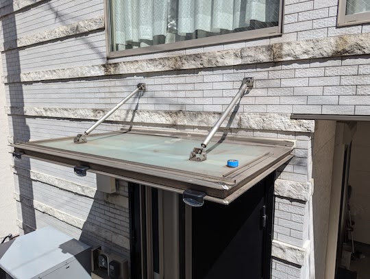 庇のボルトが原因かも