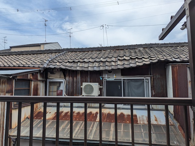 軒先が垂れ下がっています