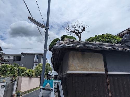 破損して無くなった所に瓦を取り付ける