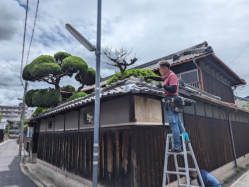 瓦の隙間に雨が入らないように南蛮しっくいを塗る