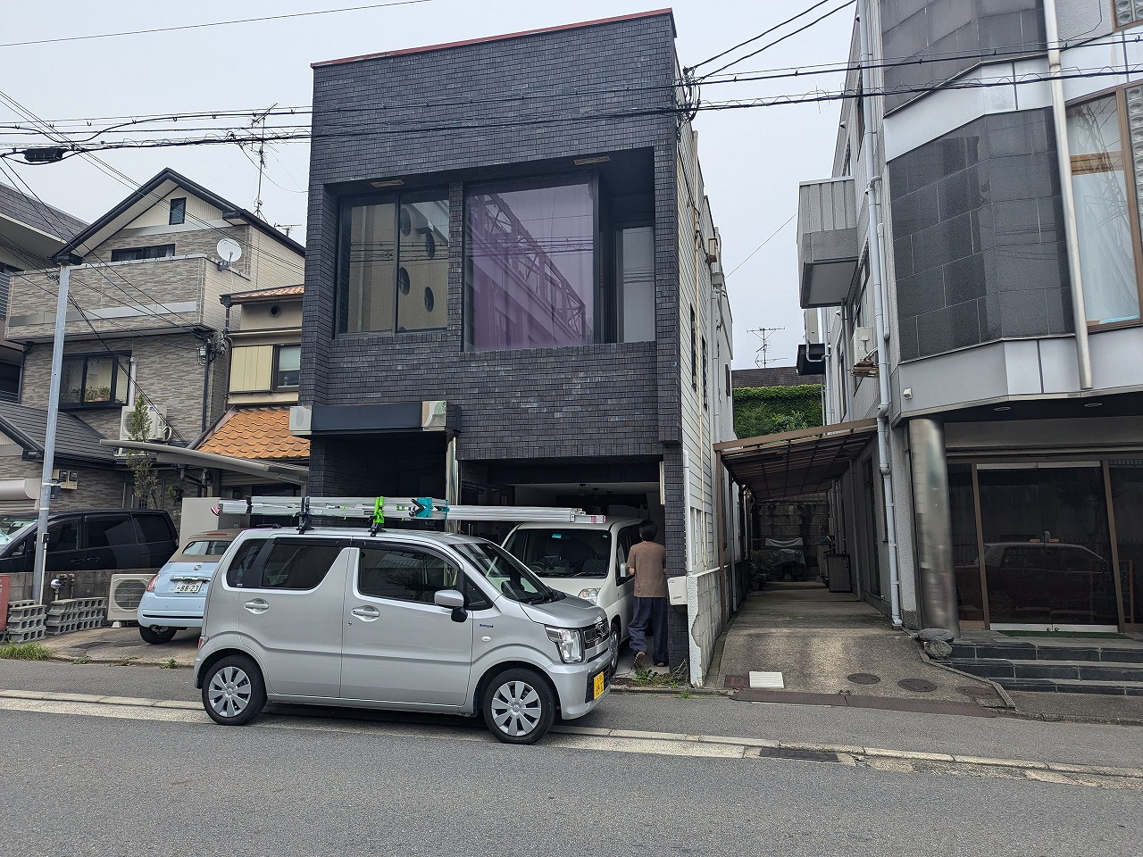 大雨で滝のように水漏れが発生たとのおうちの現地調査