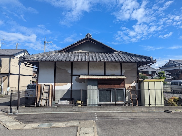 瓦屋根の戸建て住宅を横から確認