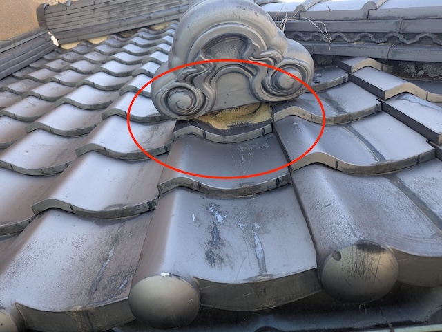 漆喰剥離が生じた鬼瓦