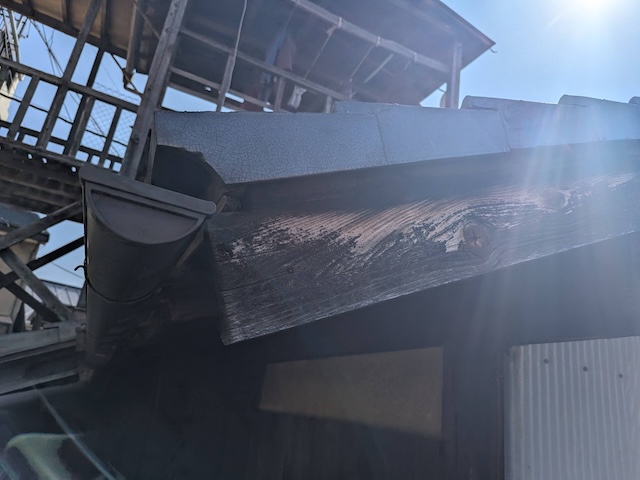 経年劣化が見受けられる破風板