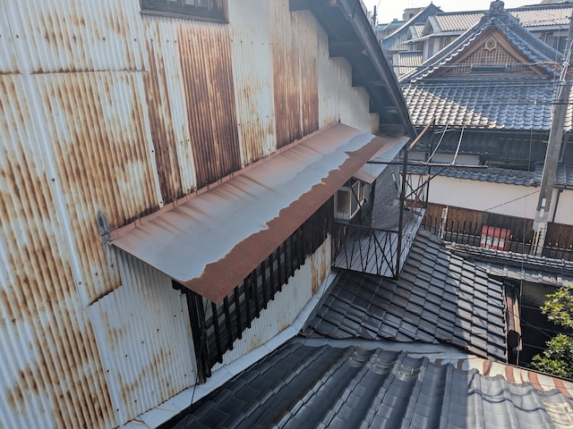 外壁と屋根の様子