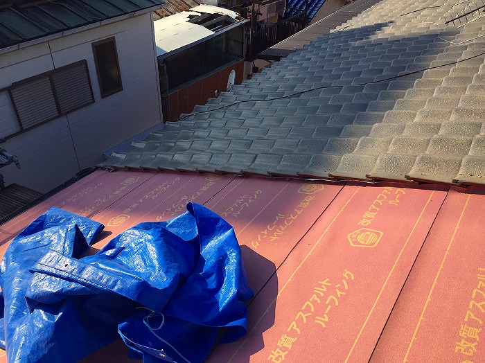 改質アスファルトルーフィング後の雨養生