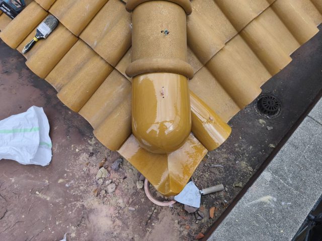 S瓦（スパニッシュ瓦）の原状回復完了後の全景。同色・同形状の瓦を使用することで、破損前の美しい屋根の景観を取り戻しました。