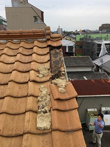 屋根瓦落下