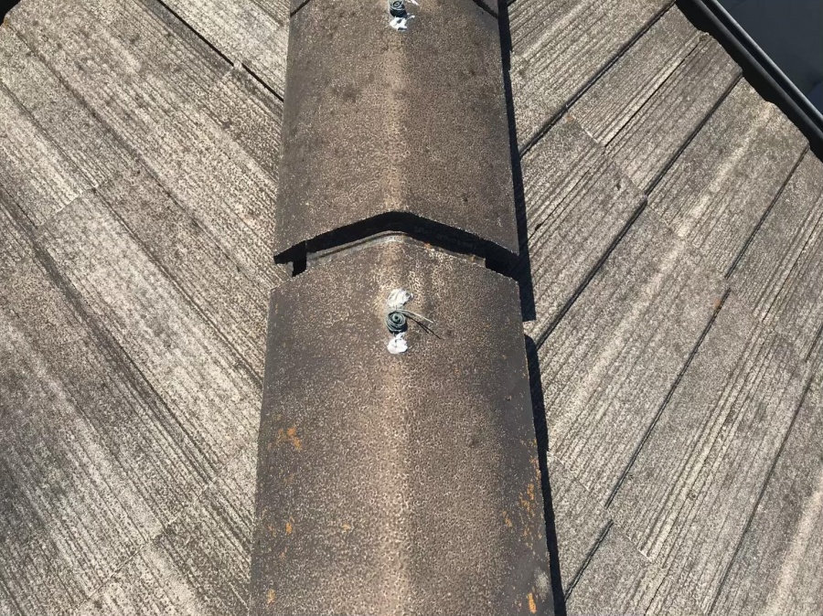 雨漏りしているセメント瓦