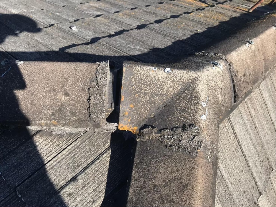 雨漏りしているセメント瓦