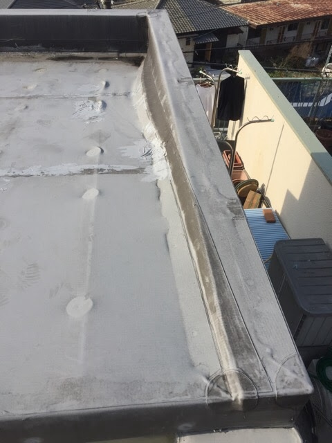 京田辺市の雨漏り調査。立上り部分の防水シート剥離と劣化状況