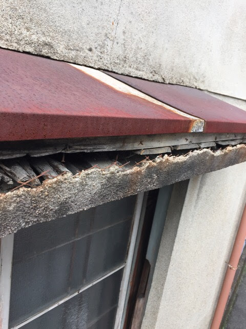 京都市西京区での現地調査 窓上の庇（霧除け）の板金がサビて木部が腐食している様子