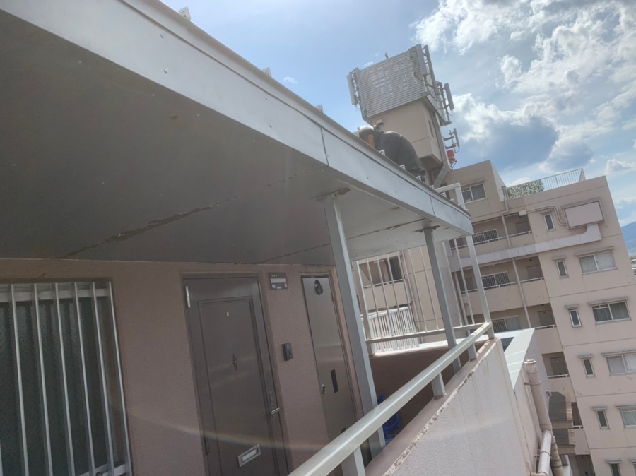 マンションの庇の雨漏り