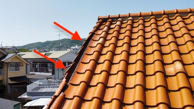 落ちそうになっている瓦