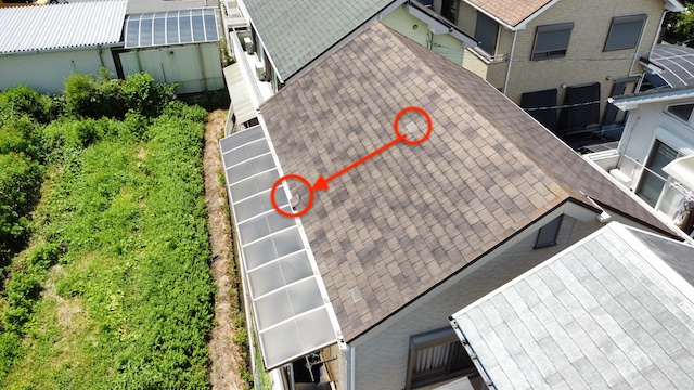 割れてズレ落ちて雨樋に引っ掛っています