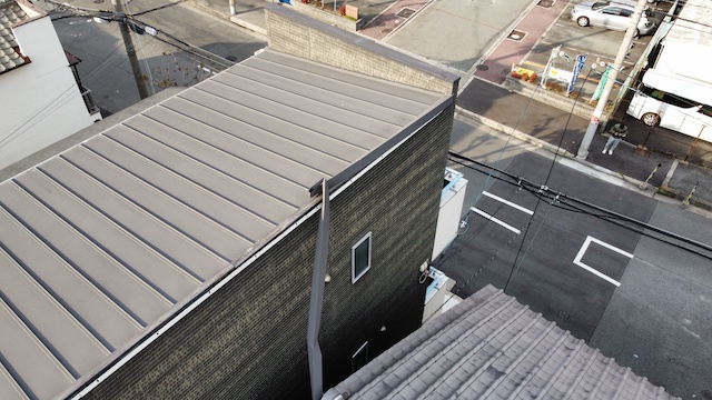 棟板金が垂れ下がっている