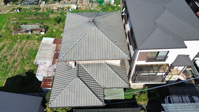 ドローンを用いて瓦屋根住宅の全体確認