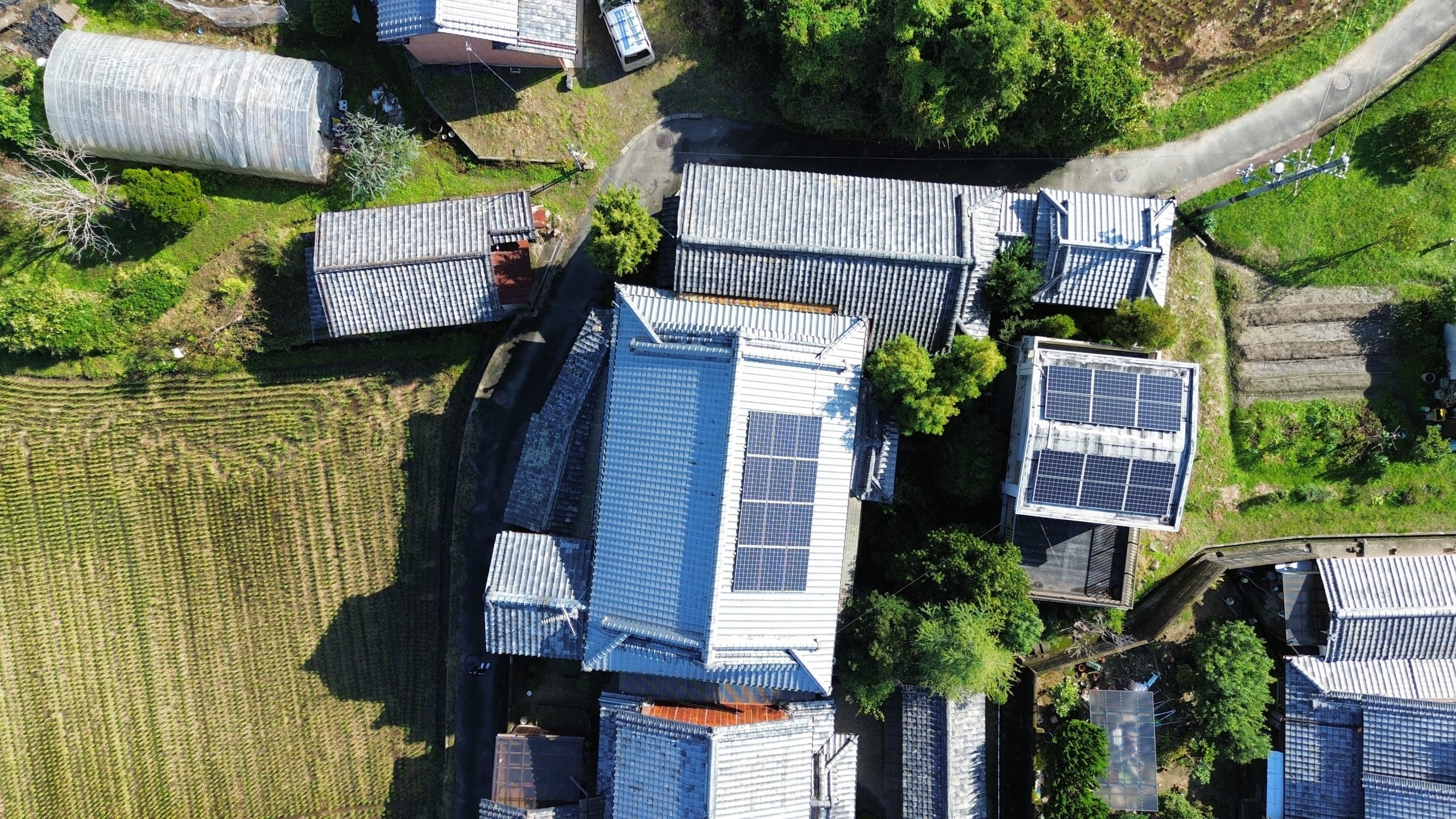 屋根の葺き替えを行う現場