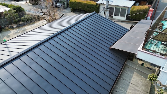 屋根カバー工事も承ってます