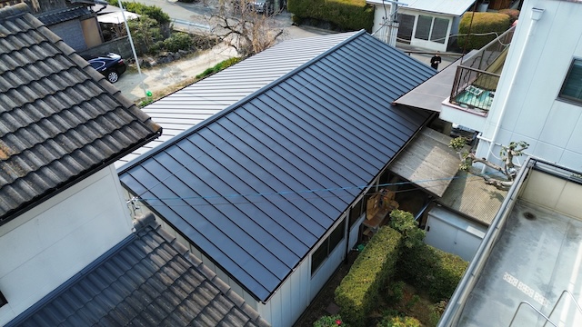 屋根カバー工事の施工を完了した屋根