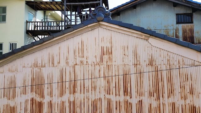 劣化によるサビが見受けられる外壁