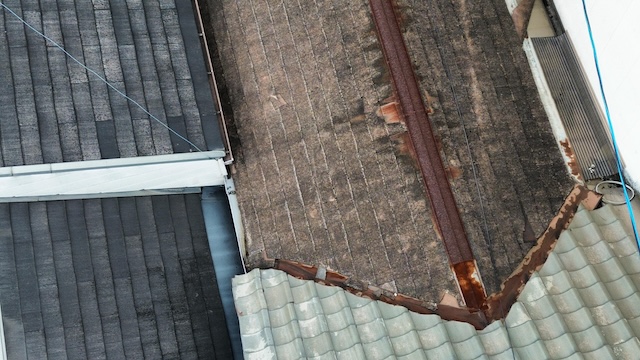 棟板金が錆びついた屋根