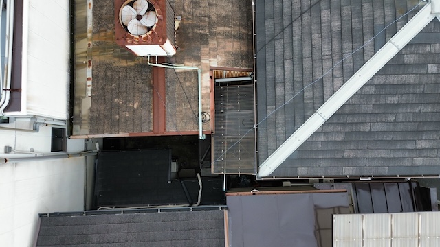 ドローンで貸し店舗屋根の調査