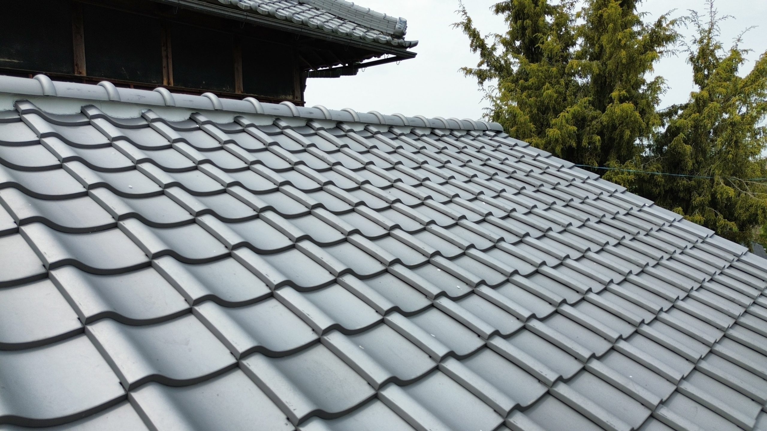 いぶし瓦に葺き替え完了