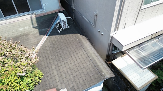 ドローン空撮：下屋根（カラーベスト）の経年劣化と屋根置き室外機の設置状況、テラス波板の点検