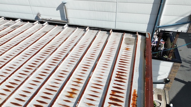 屋根端部の箱樋（はこどい）周辺の劣化状況。水が溜まりやすい部分の激しい錆と腐食の拡大写真。