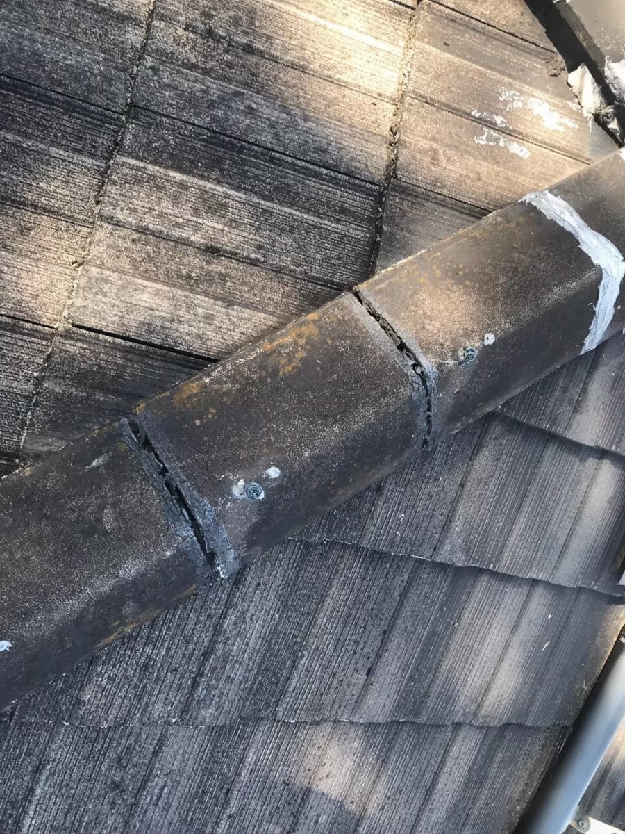 雨漏りしているセメント瓦