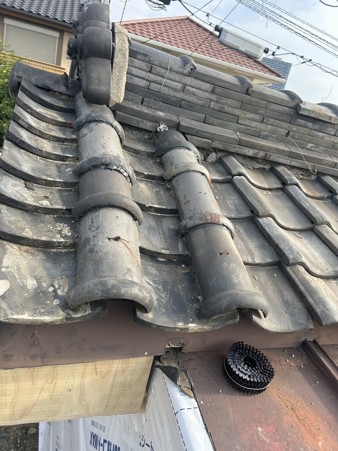 京都市山科区の日本瓦屋根における棟瓦のズレと将来的な葺き替えリスクの診断