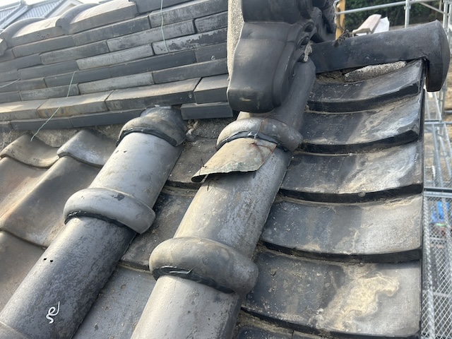 京都市山科区の増築住宅で確認された日本瓦屋根と金属板金屋根が接する取り合い部