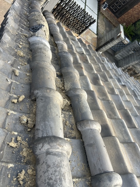 京都市山科区の瓦屋根で確認された漆喰と屋根土が崩れラインに歪みが出た棟瓦