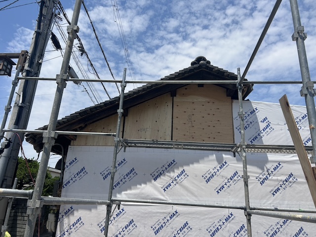 京都市山科区の解体現場における瓦屋根と外壁の取り合い点検の様子