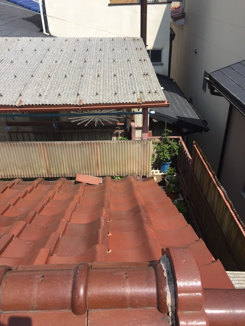 京都府笠置町での瓦屋根と板金・波板屋根の現地調査の様子
