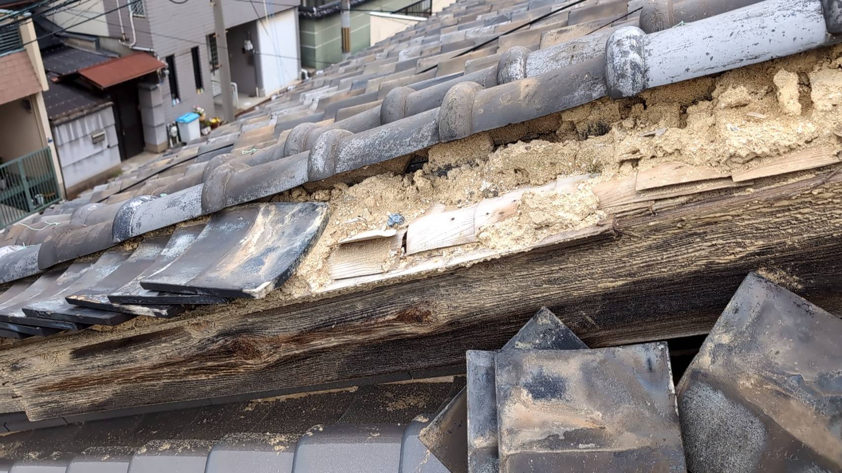 いぶし瓦が完全に欠損してしまっている