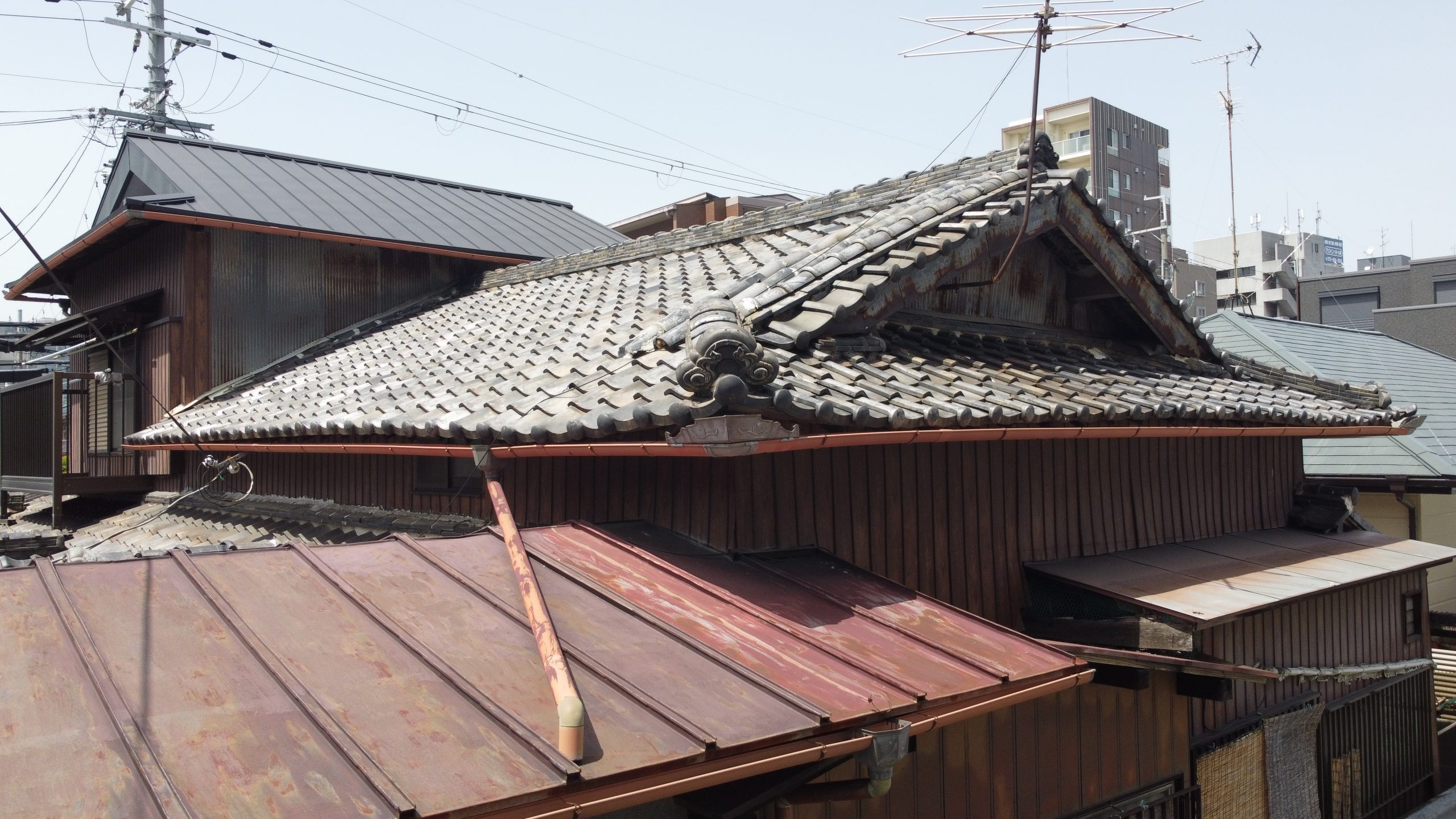 手前の瓦棒も劣化しているが瓦屋根を軽くしたい