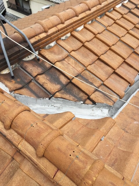 京都府向日市の瓦屋根で谷周辺の黒ずみと厚く施工されたモルタル補修跡を確認  
