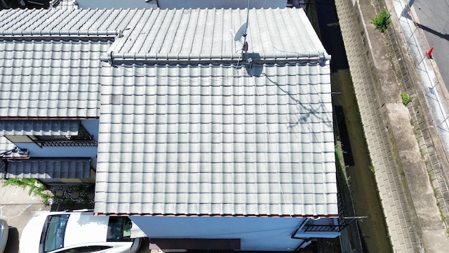長岡京市でのドローン屋根点検。日本瓦の屋根全体を上空から撮影し、全体の並びを確認。