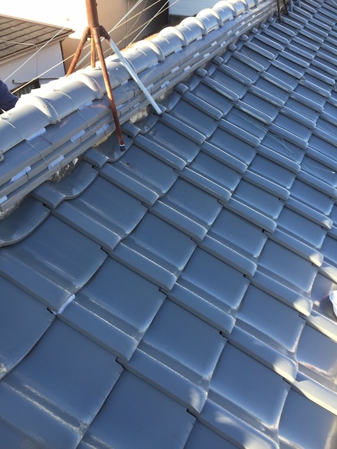 シーリング材が浮いて雨漏りの原因となっている瓦屋根の継ぎ目