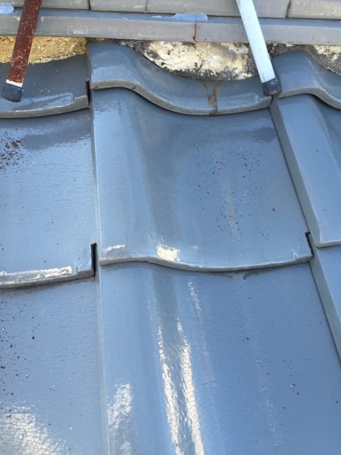 経年劣化による平瓦の傷と欠けの様子