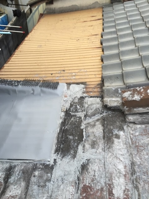 城陽市の陸屋根で確認された防水シートのシワと浮き