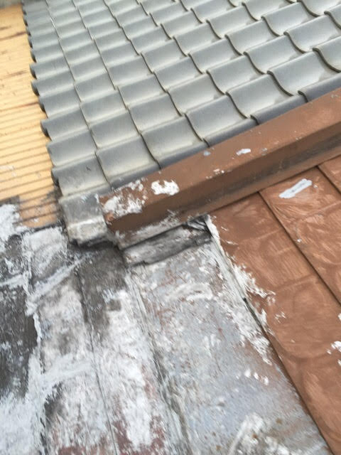 城陽市の屋根調査で見つかった瓦とスレートのつなぎ目（取り合い部）の劣化