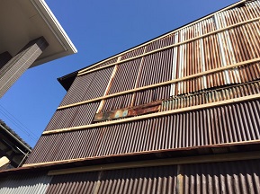 外壁トタン張り