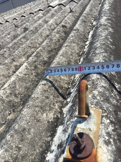 木津川市での屋根調査。波型スレートを固定するフックボルトの激しいサビ劣化