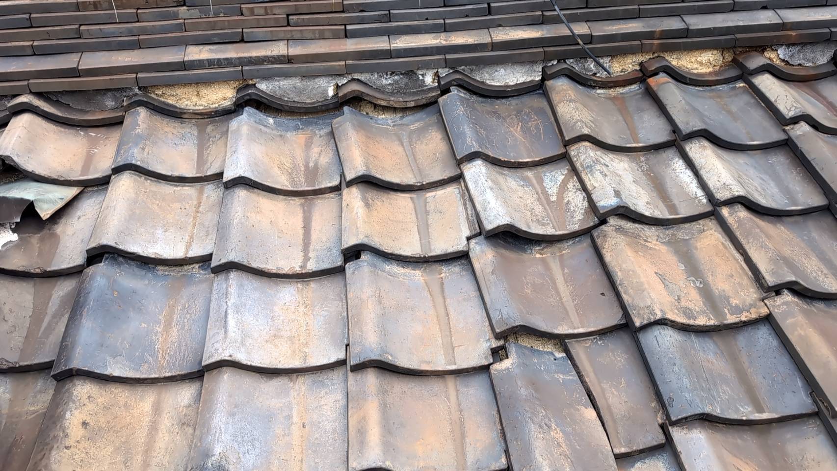 割れているいぶし瓦