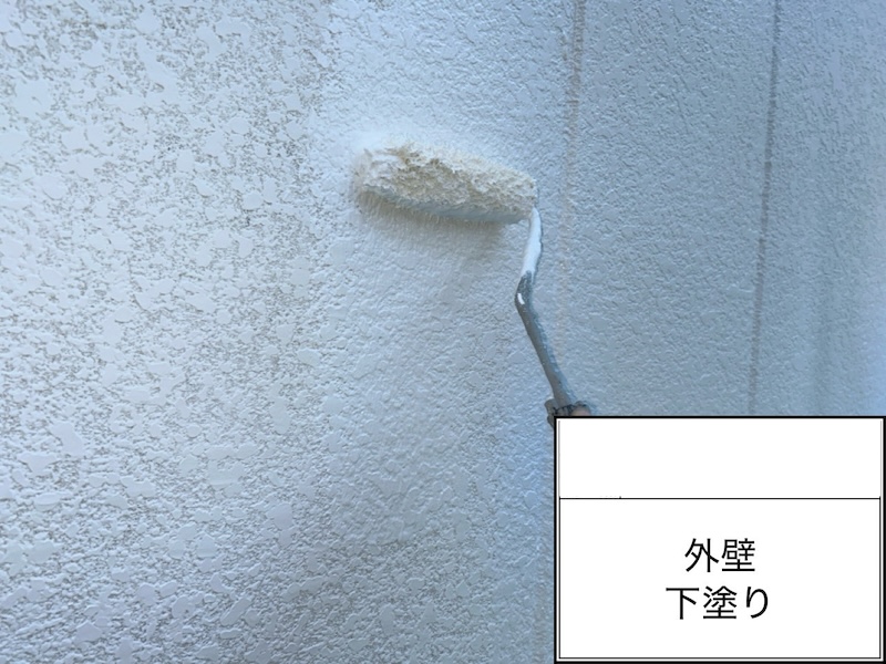 仕上げのシリコン塗料(ハイパービルロックセラ)を塗布する様子